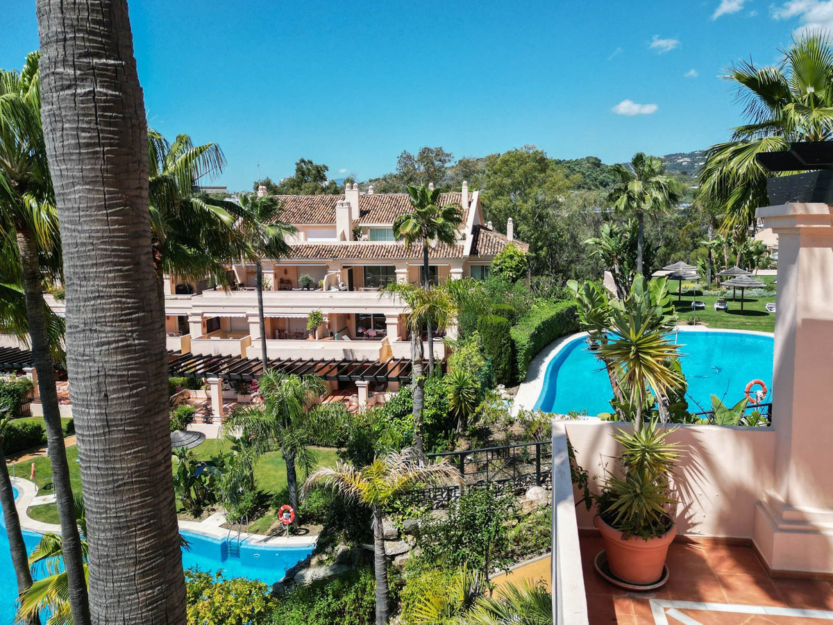 Piso de 2 Dormitorios en venta en Nueva Andalucía, Marbella