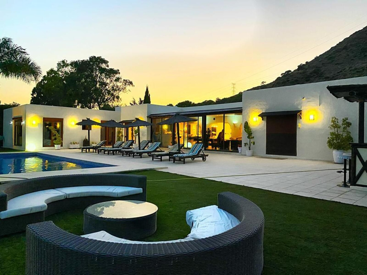 Casa de 6 Dormitorios en venta en Estepona