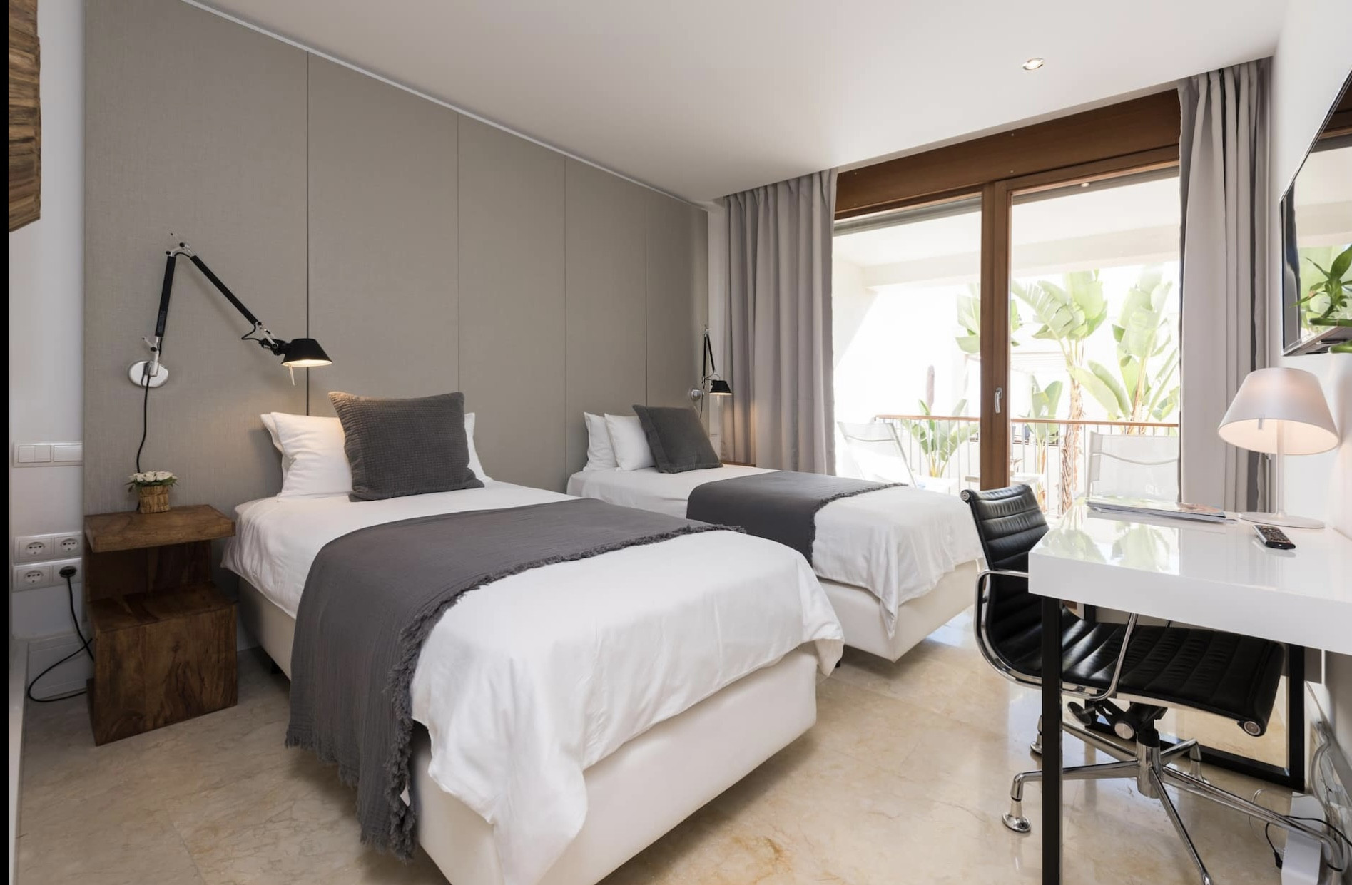Casa Adosada de 2 Dormitorios en venta en Los Monteros, Marbella