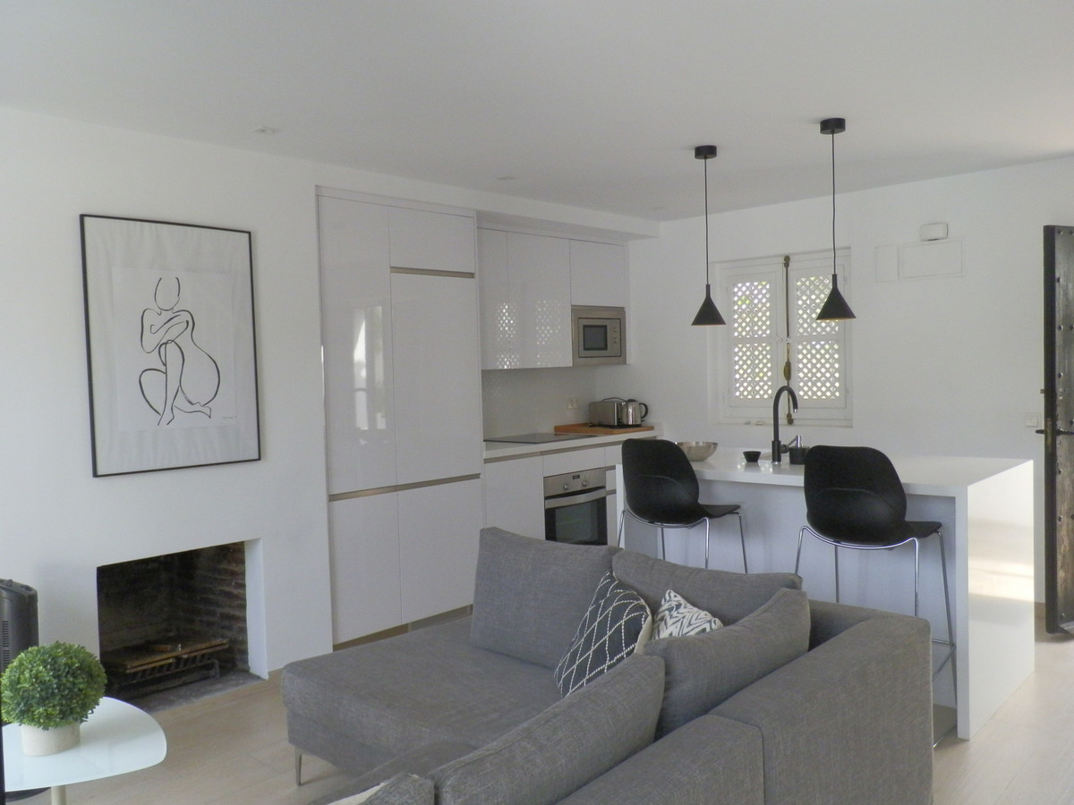 Casa Adosada de 2 Dormitorios y 2 Baños en venta en Nueva Andalucía, Marbella