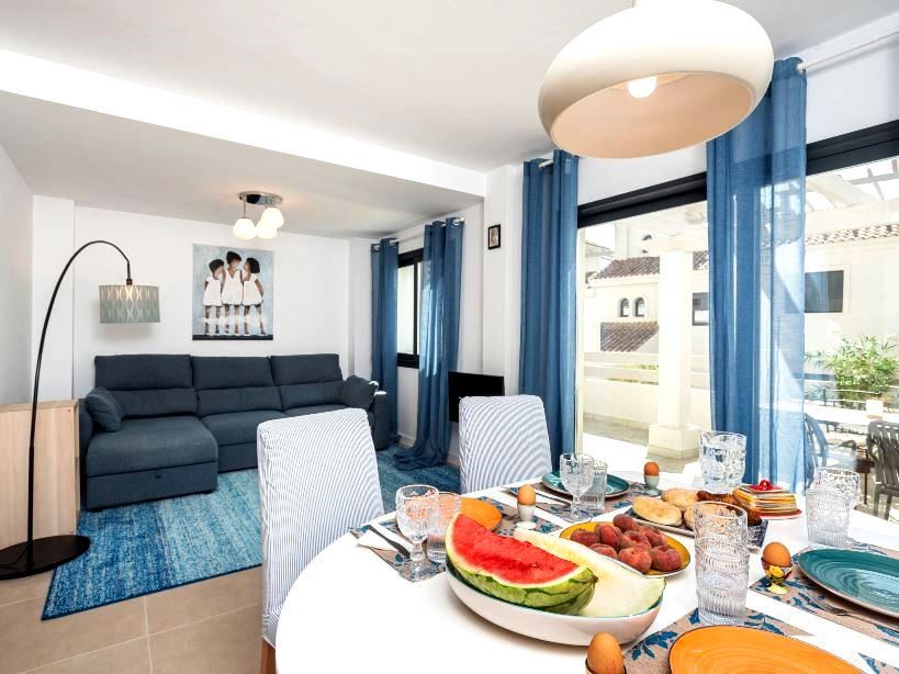 Casa Adosada de 3 Dormitorios en venta en La Alqueria, Estepona