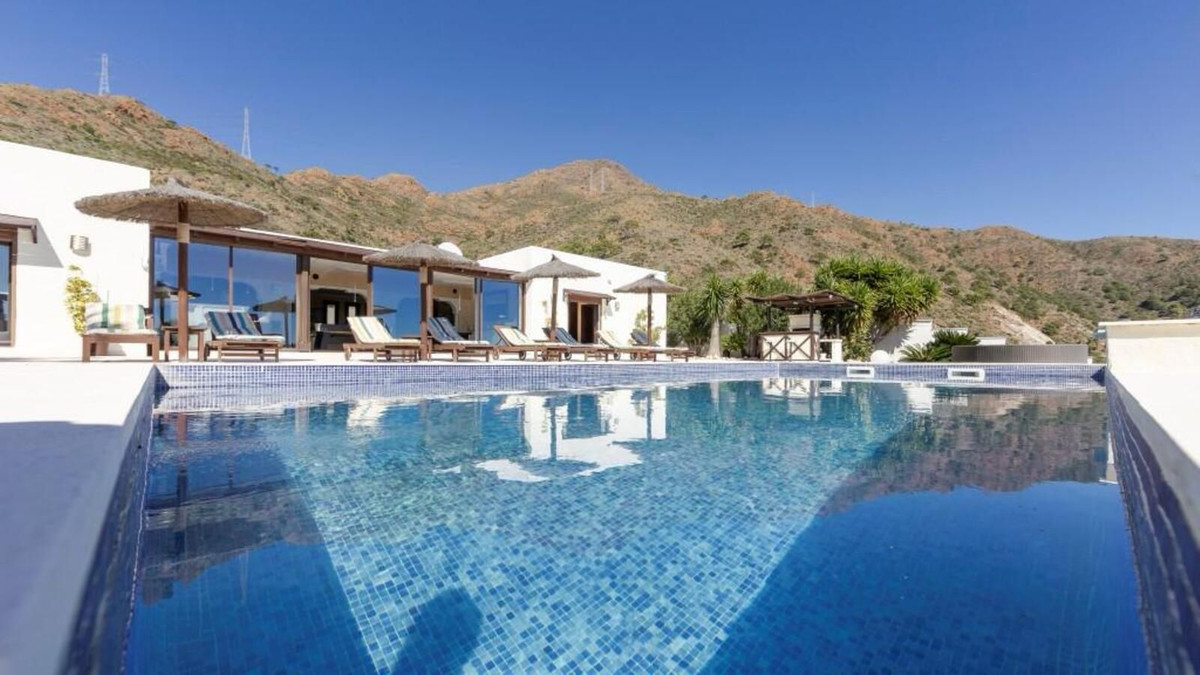 Casa de 6 Dormitorios en venta en Estepona