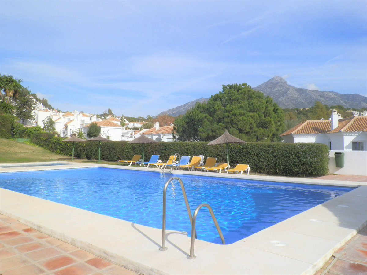 Casa Adosada de 2 Dormitorios y 2 Baños en venta en Nueva Andalucía, Marbella