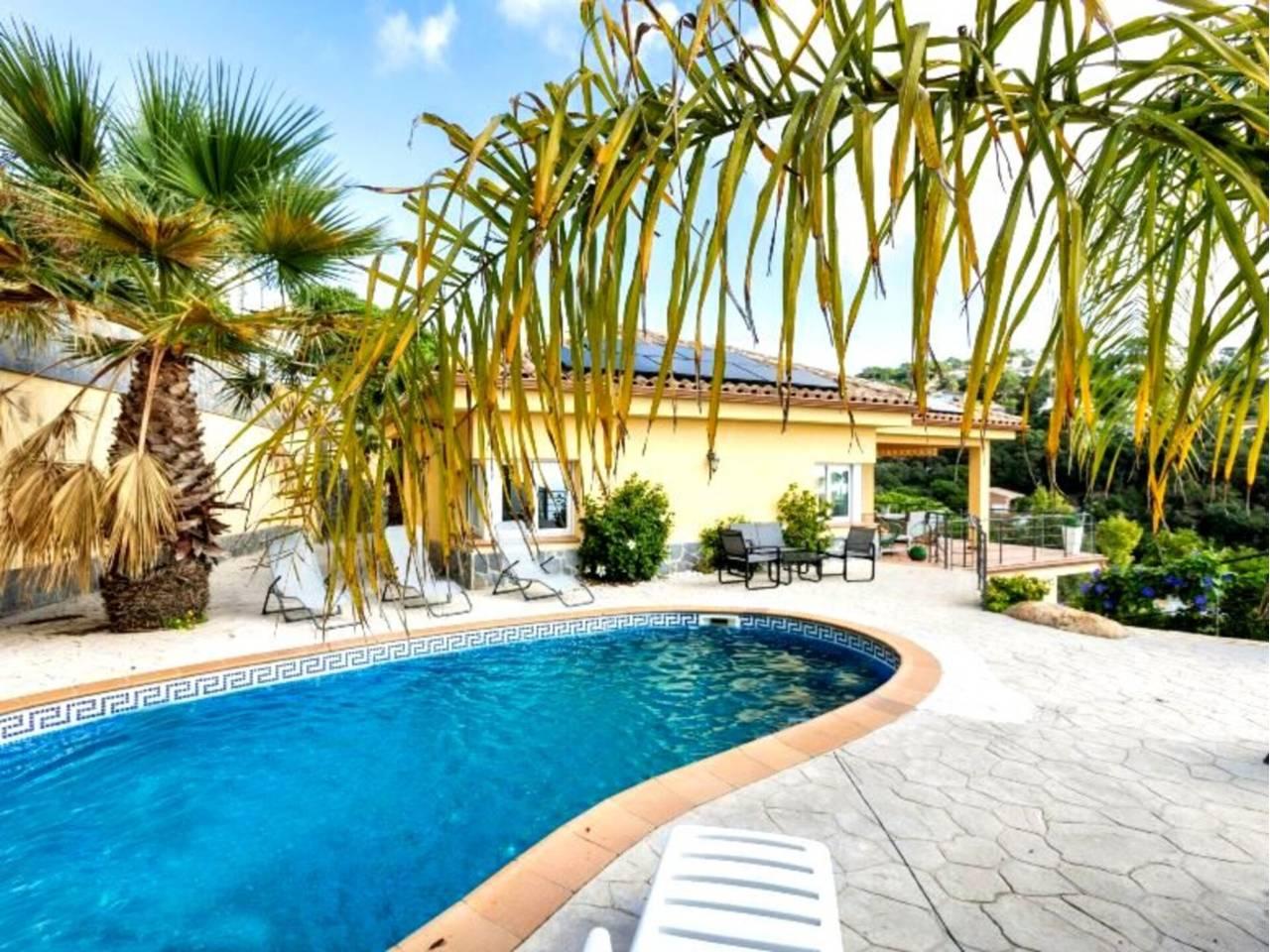 Casa Adosada de 5 Dormitorios y 3 Baños en venta en Lloret de Mar