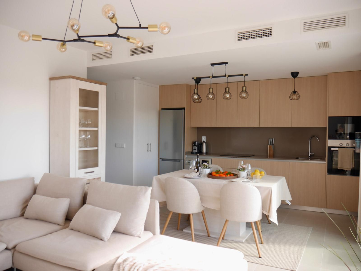 Piso de 2 Dormitorios en venta en Cancelada, Estepona