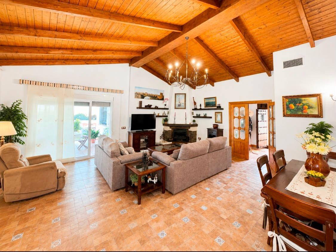 Casa de 4 Dormitorios en venta en Valtocado, Mijas