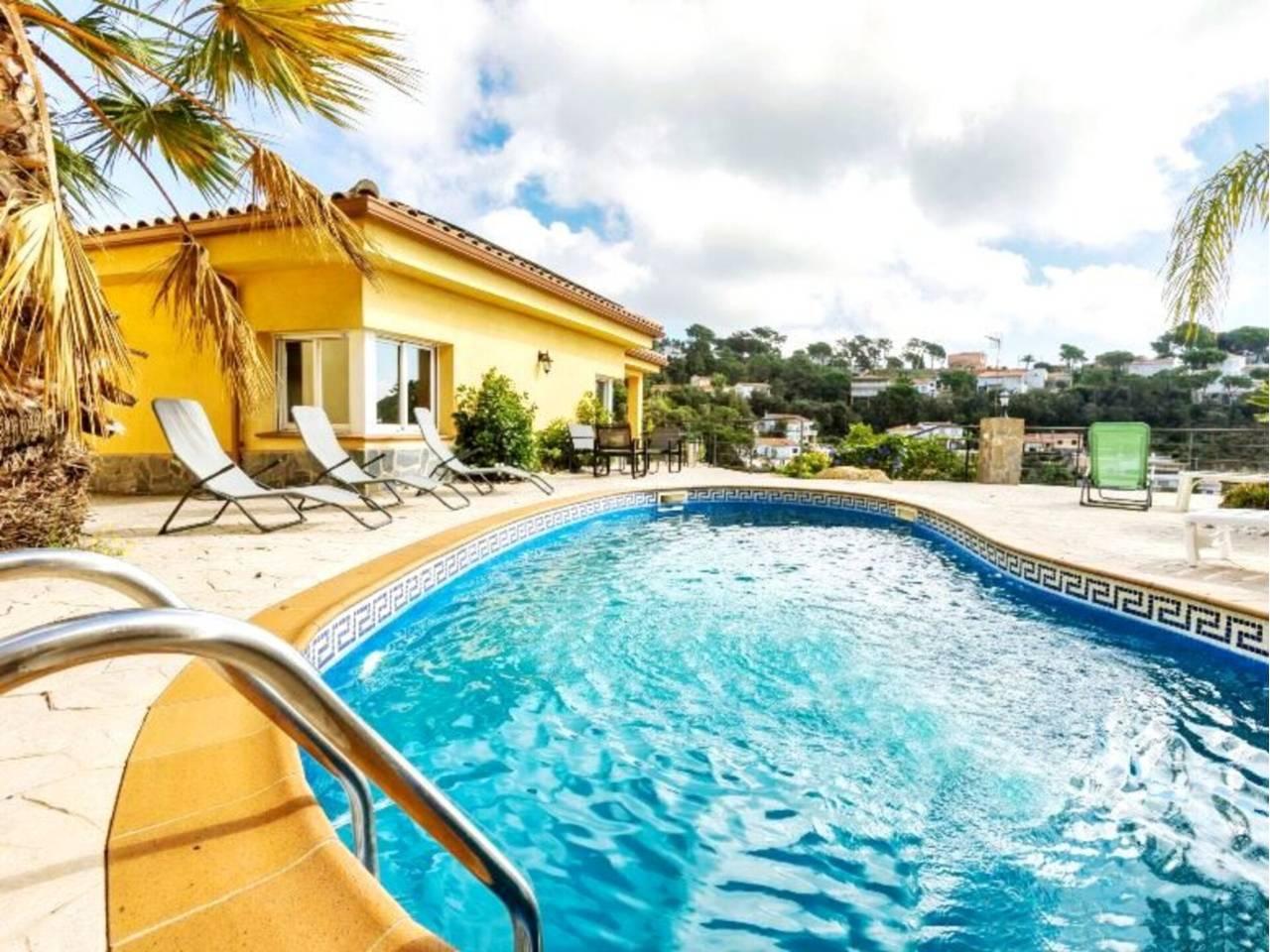 Casa Adosada de 5 Dormitorios y 3 Baños en venta en Lloret de Mar