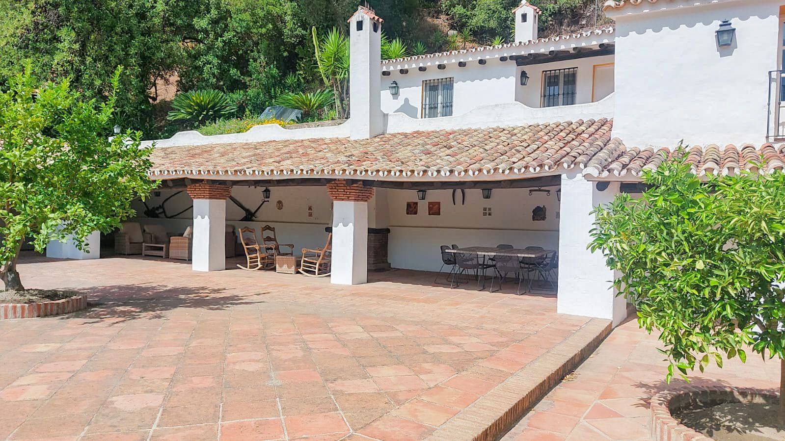 Finca de 9 Dormitorios y 7 Baños en venta en Gaucín