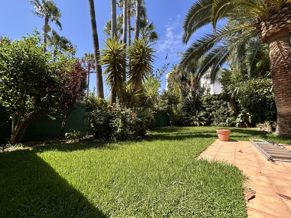 4 Slaapk., 3 Badk. - Rijwoning te koop in Atalaya, Estepona