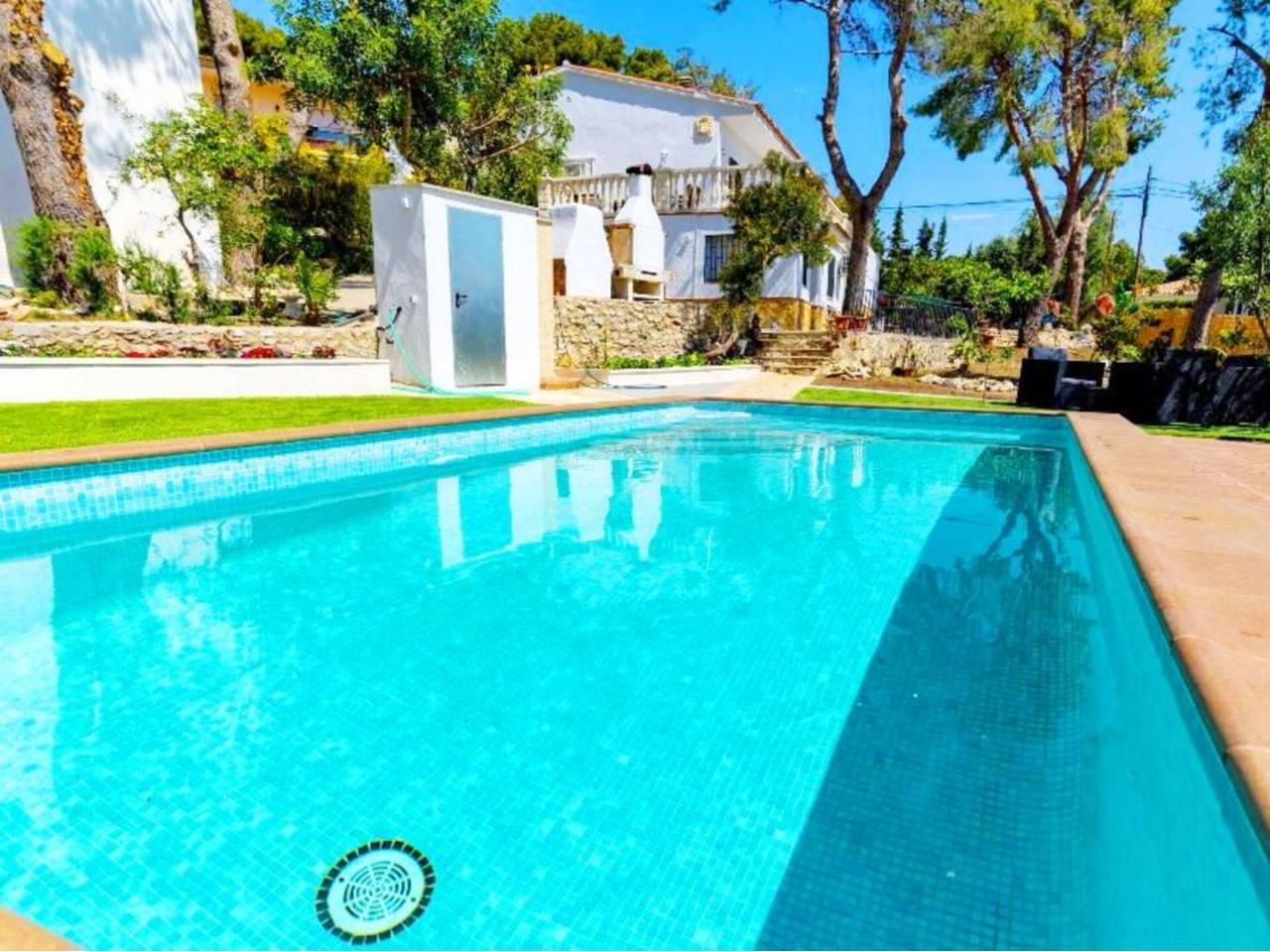 Casa Adosada de 5 Dormitorios y 3 Baños en venta en Cunit