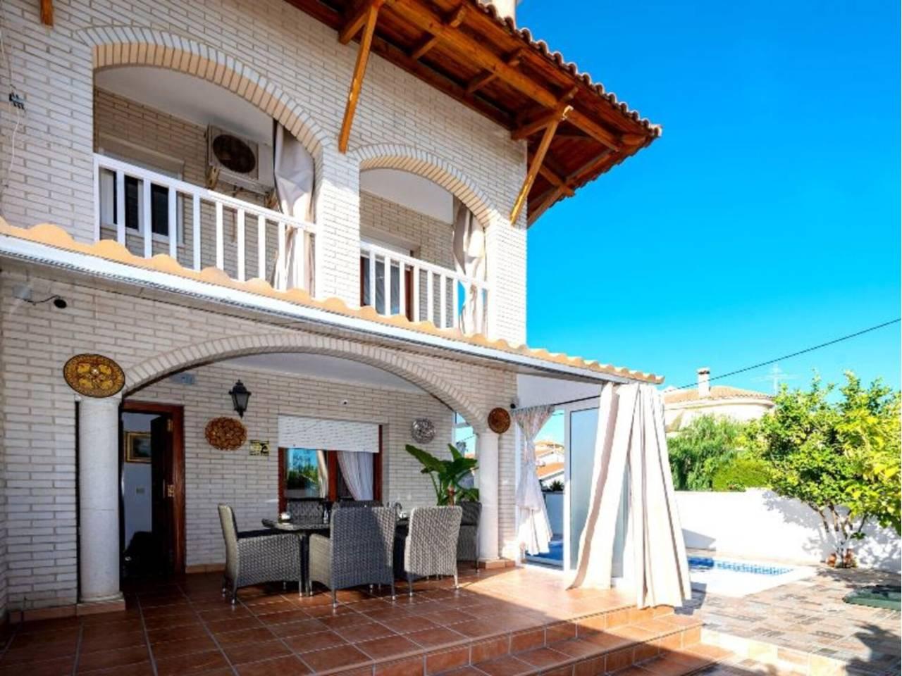 Casa Adosada de 5 Dormitorios en venta en Sitges