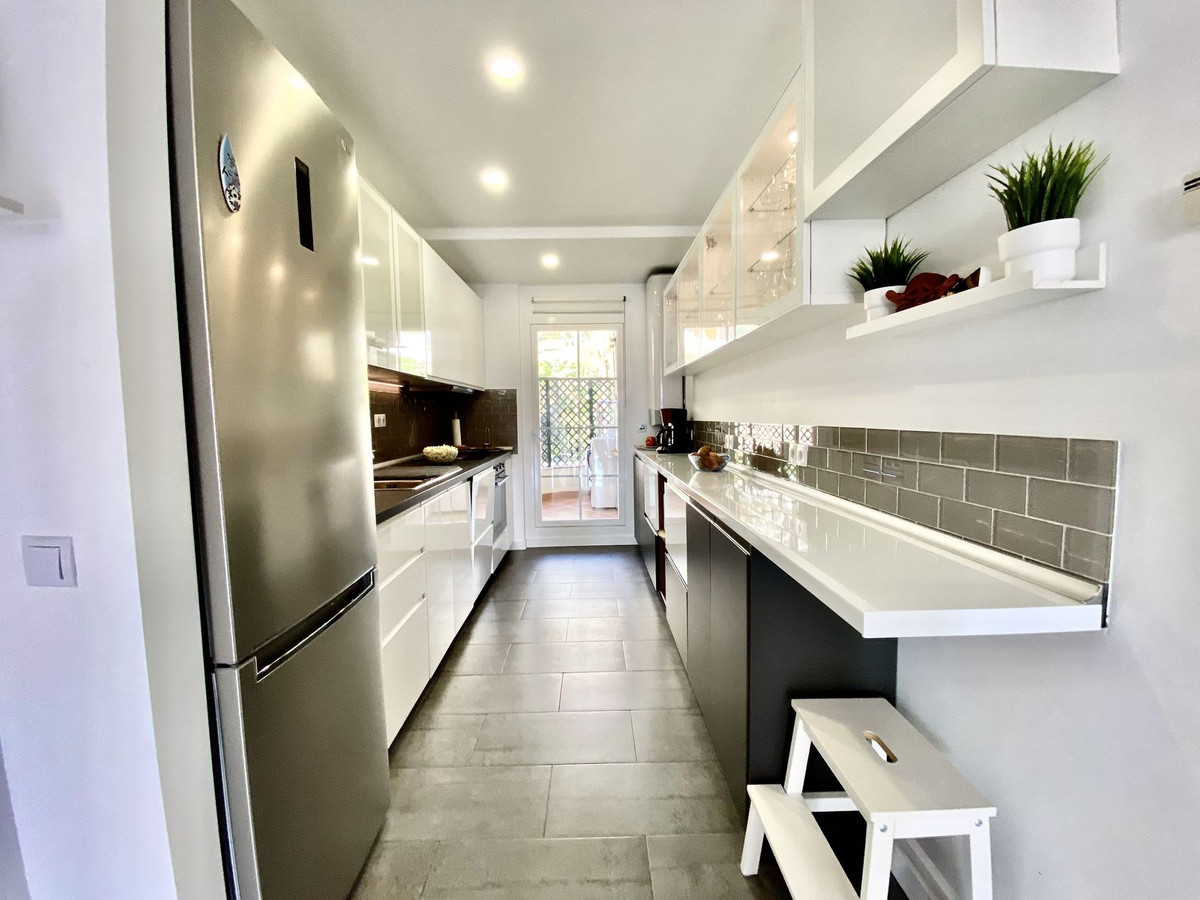 Piso de 2 Dormitorios en venta en Nueva Andalucía, Marbella