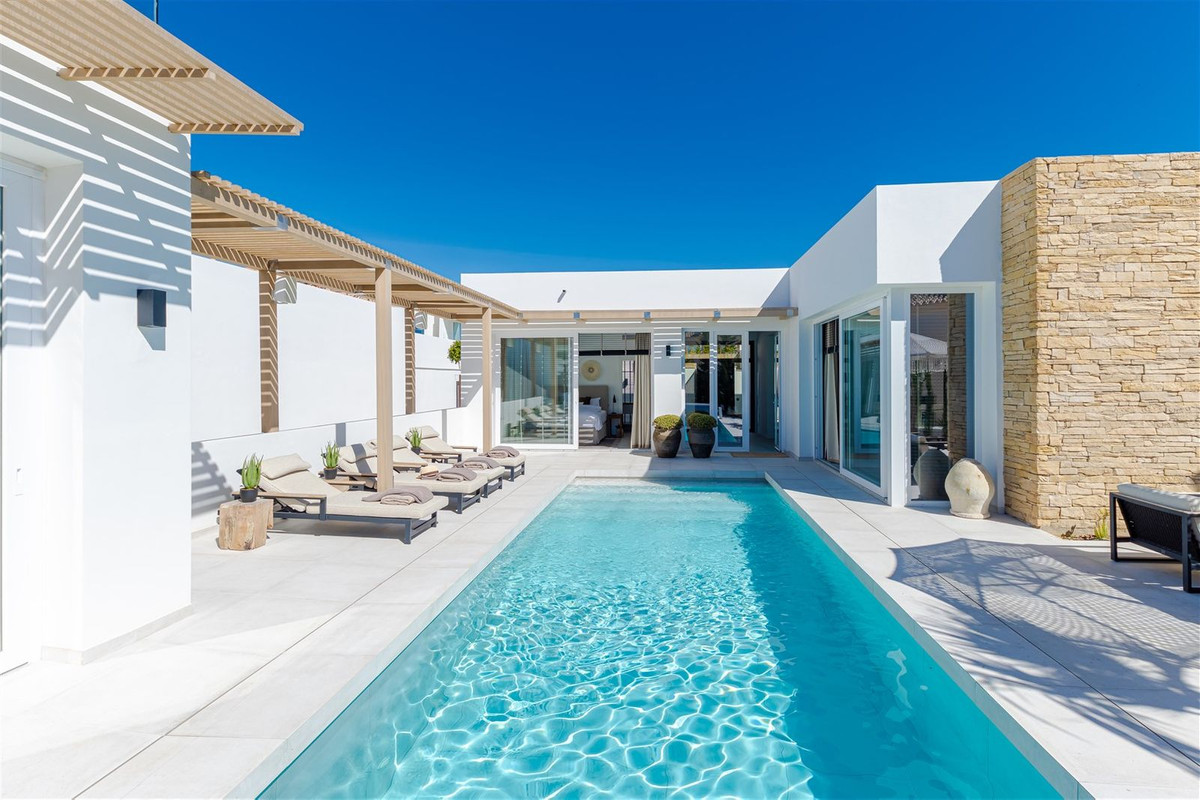 Casa de 9 Dormitorios y 11 Baños en venta en Riviera del Sol, Mijas