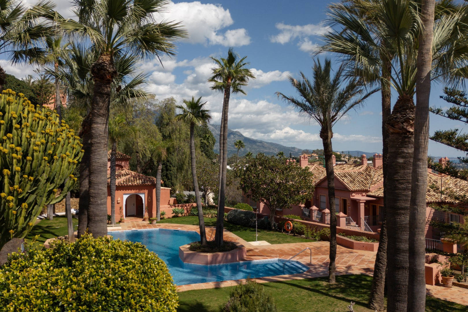 Casa Adosada de 4 Dormitorios y 3 Baños en venta en Monte Halcones, Benahavís