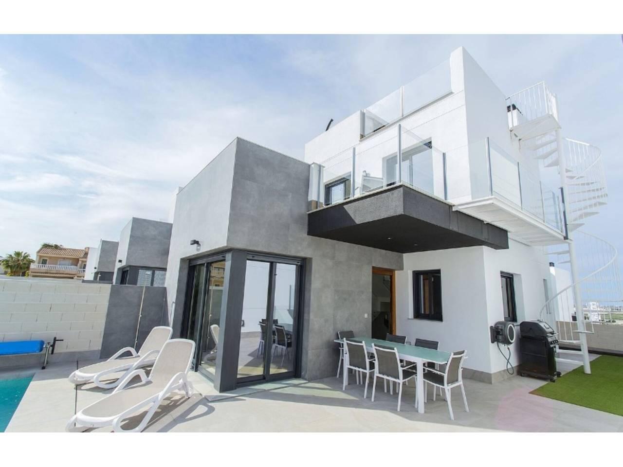 Casa Adosada de 4 Dormitorios en venta en Torrevieja Centro