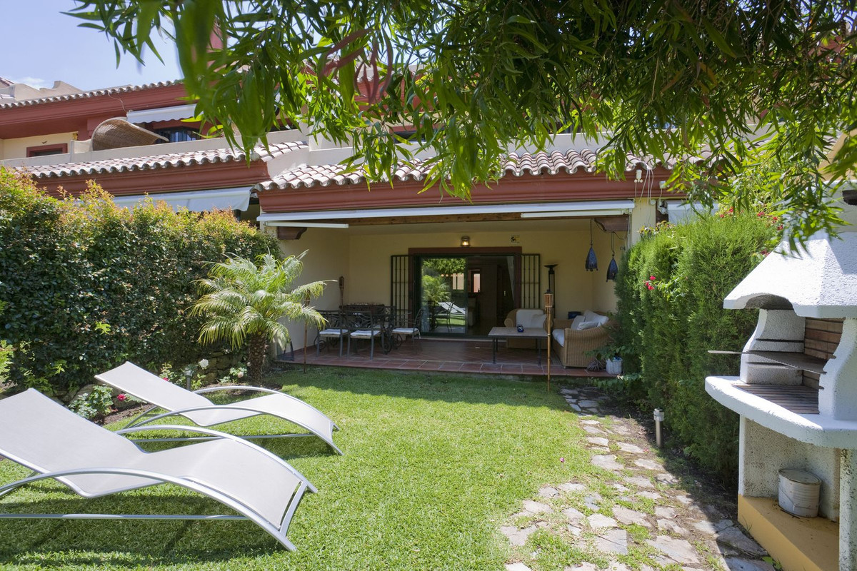 Casa Adosada de 3 Dormitorios y 2 Baños en venta en Milla de Oro, Marbella