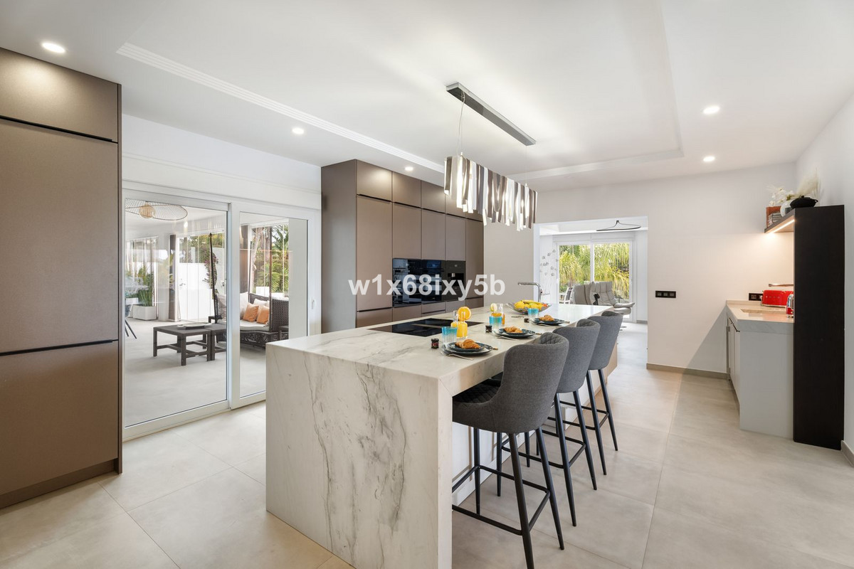10 спални, 10 бани - Вила за продажба в Atalaya, Estepona