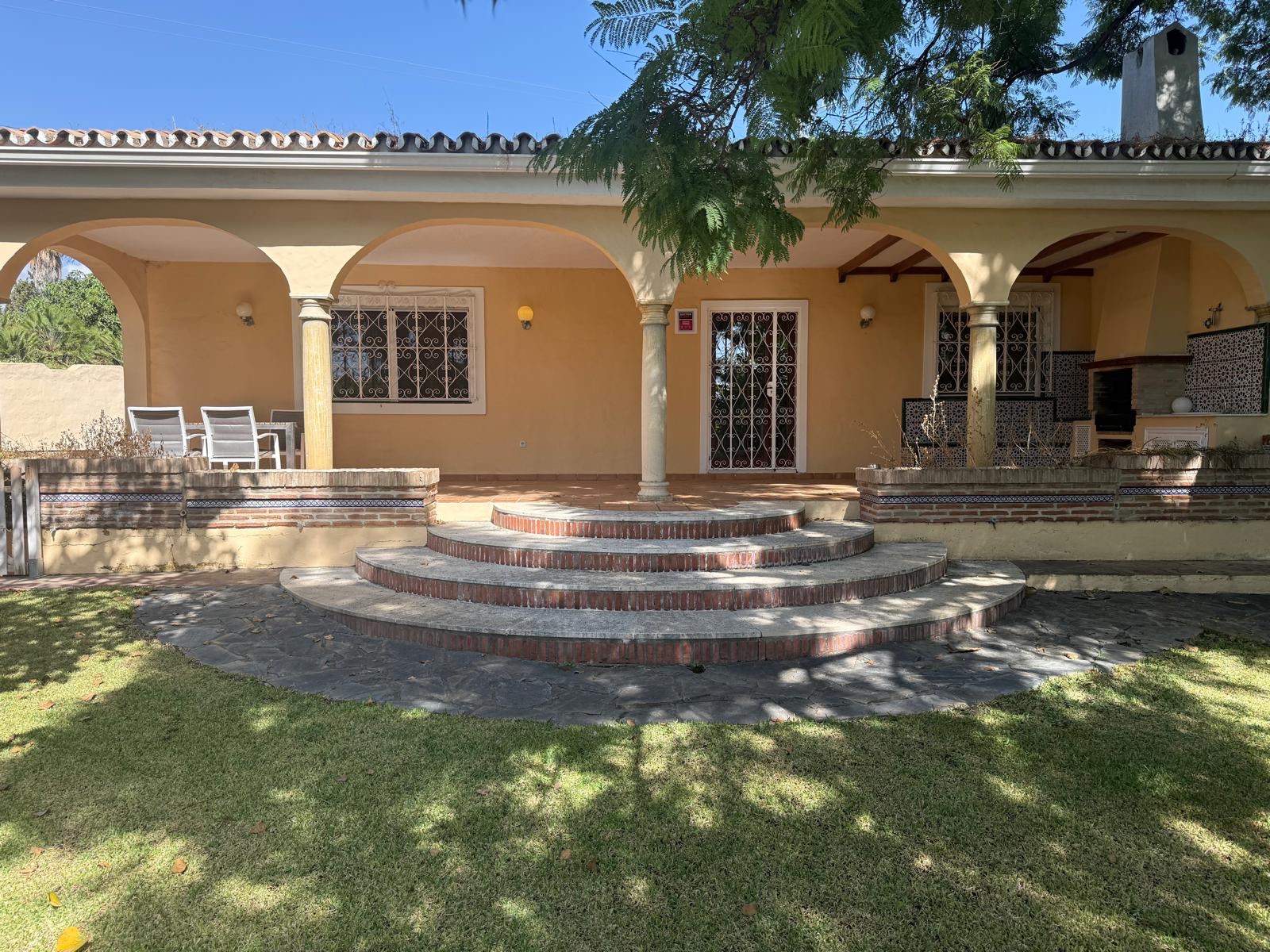 Casa de 3 Dormitorios en venta en La Alqueria, Estepona
