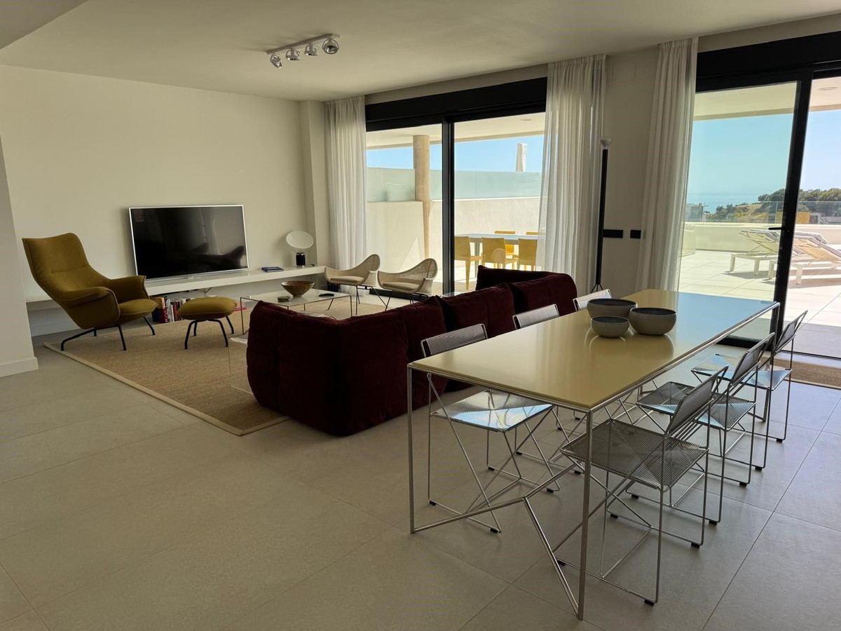 Piso de 3 Dormitorios en venta en Los Monteros, Marbella