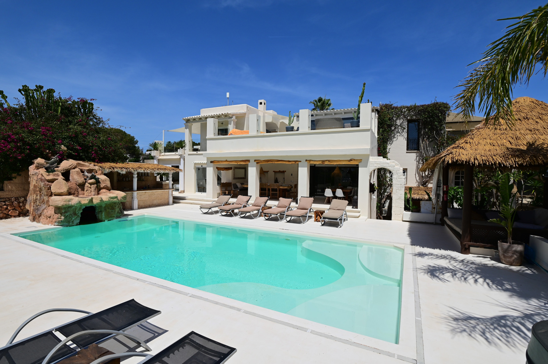 Casa de 15 Dormitorios y 15 Baños en venta en Santa Eulària des Riu