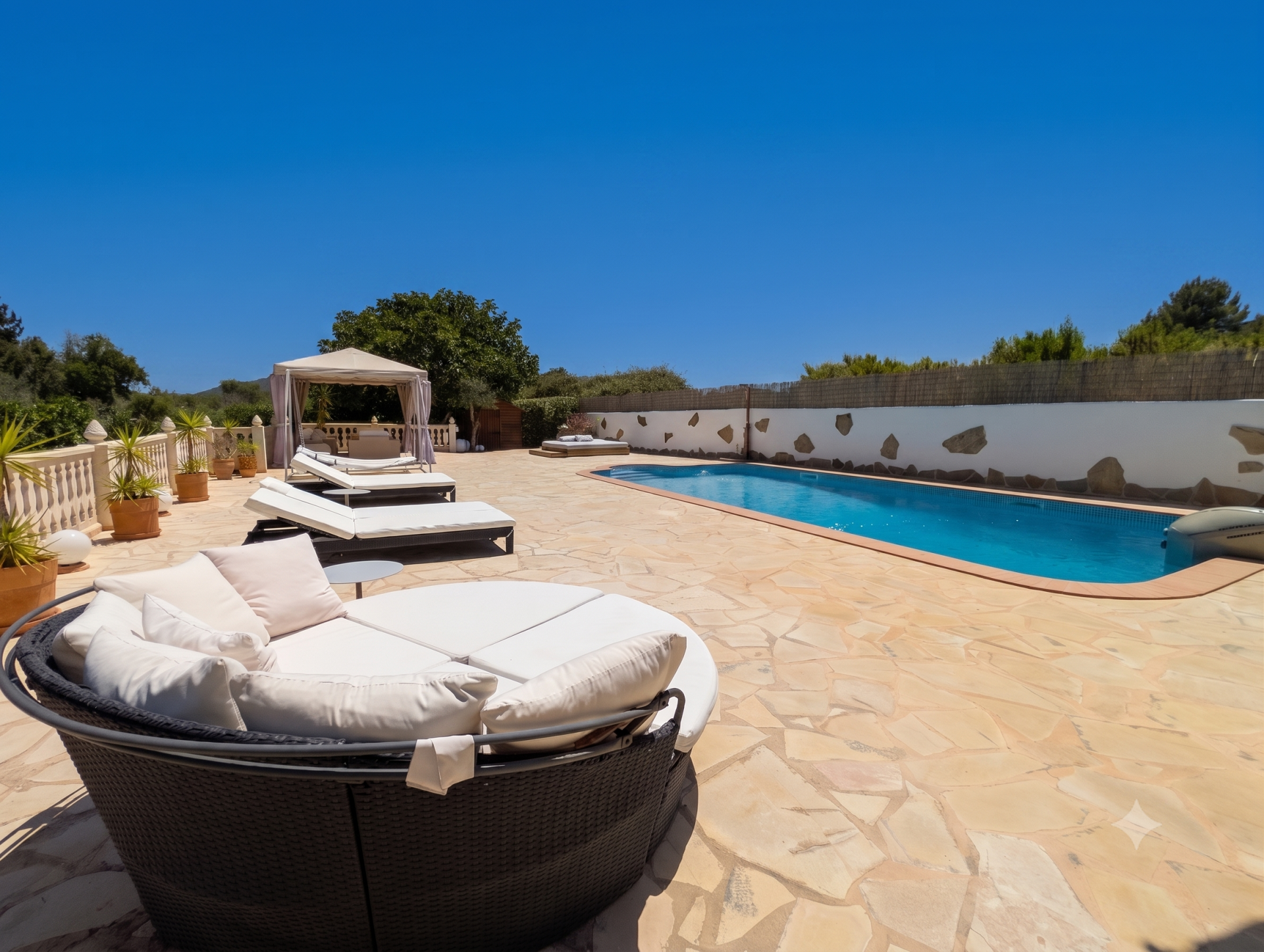 Finca de 6 Dormitorios y 5 Baños en venta en Sant Joan de Labritja