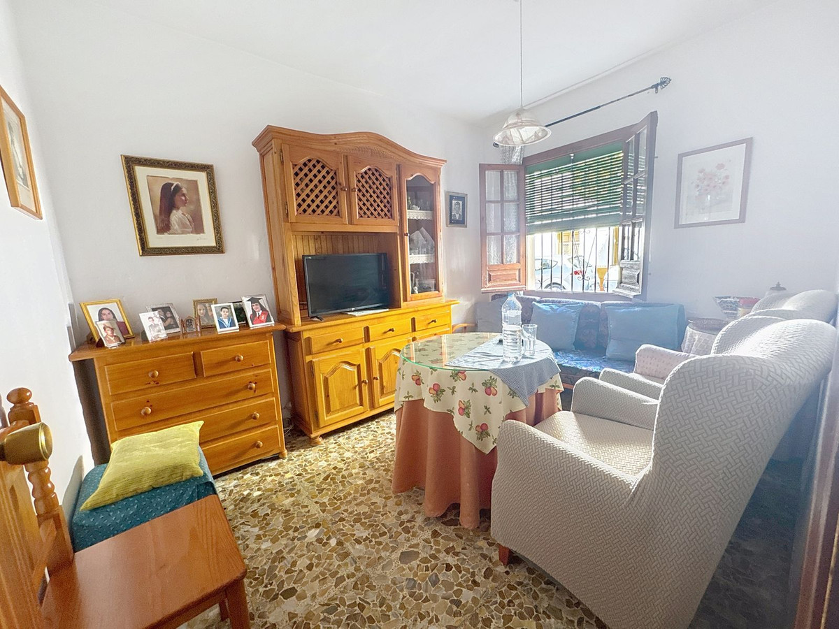 Casa Adosada de 5 Dormitorios en venta en La Alqueria, Estepona