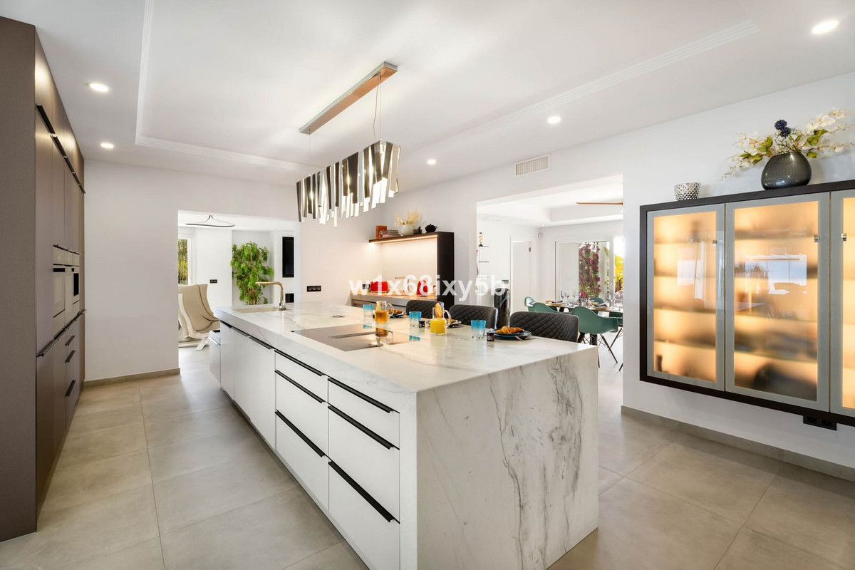 10 спални, 10 бани - Вила за продажба в Atalaya, Estepona