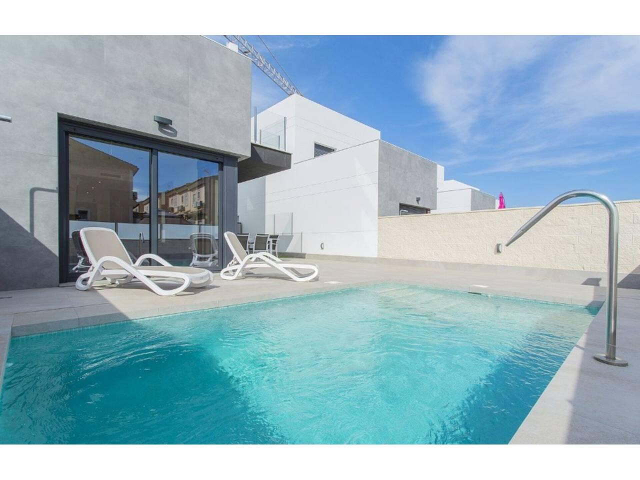 Casa Adosada de 4 Dormitorios en venta en Torrevieja Centro