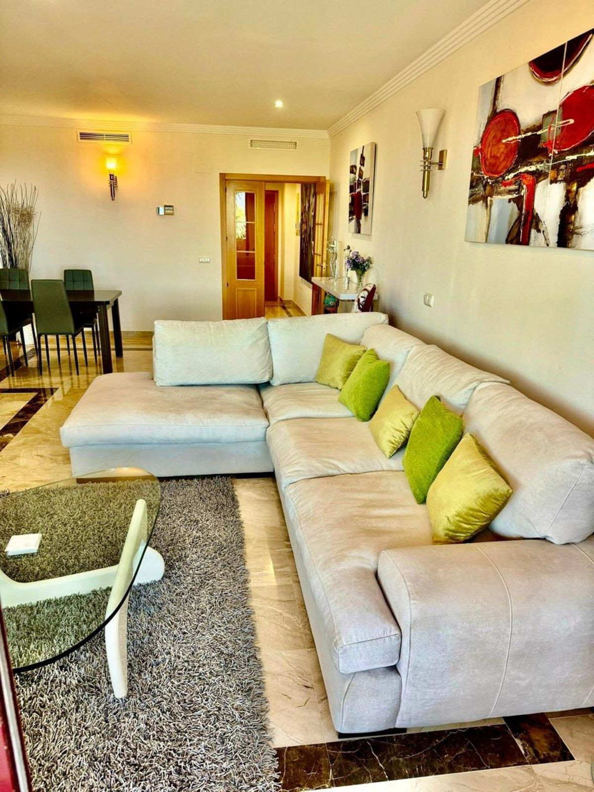 Piso de 2 Dormitorios y 2 Baños en venta en Estepona