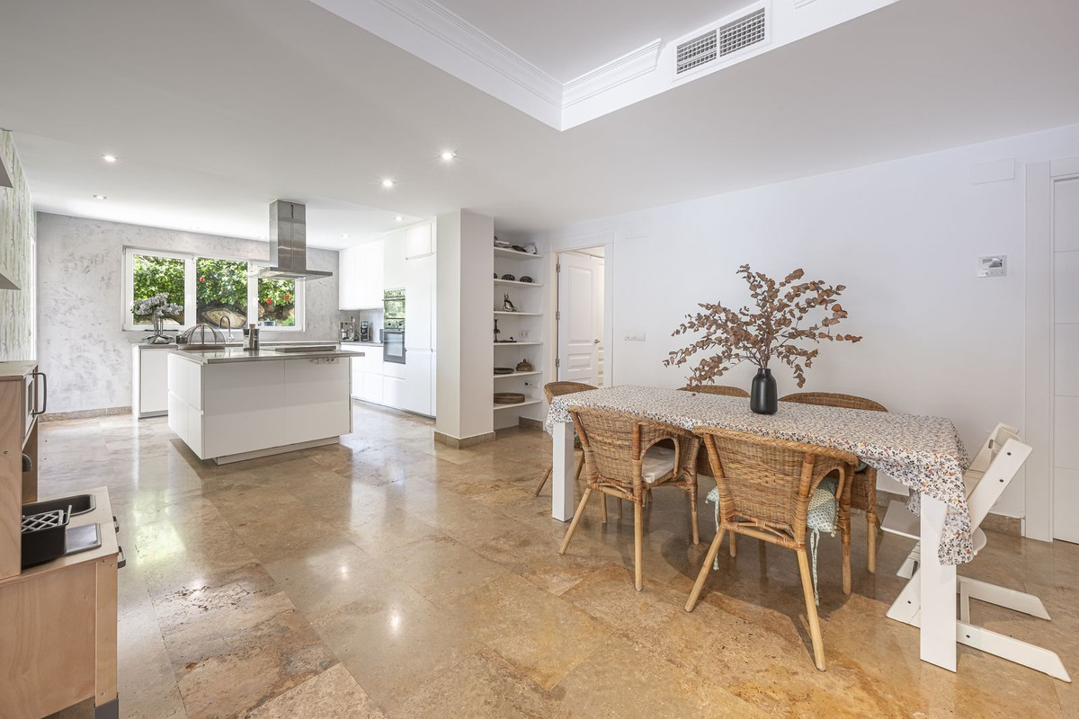 Piso de 3 Dormitorios en venta en Milla de Oro, Marbella