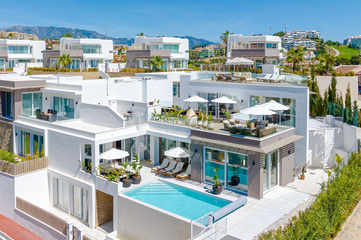 Casa de 9 Dormitorios y 11 Baños en venta en Riviera del Sol, Mijas