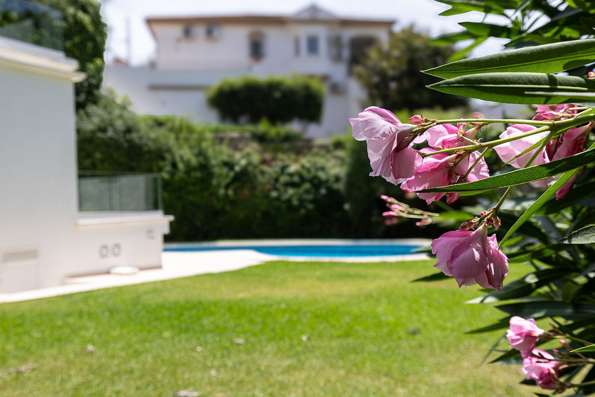 Casa de 4 Dormitorios en venta en Las Chapas, Marbella