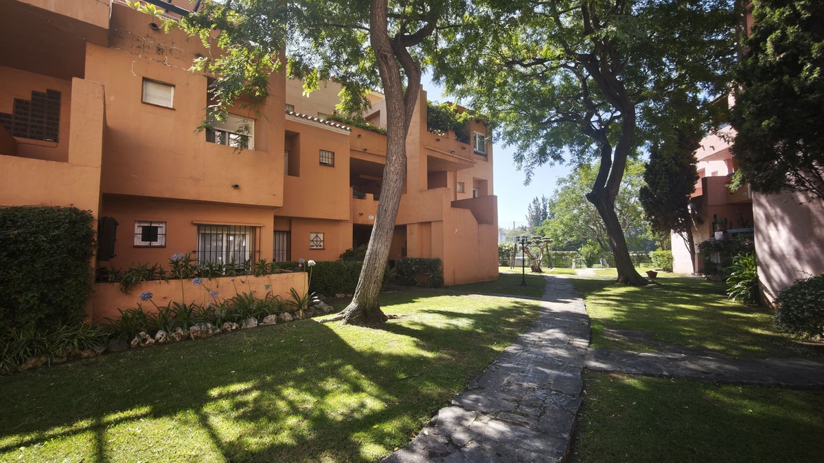 Piso de 2 Dormitorios en venta en Guadalmina Alta, San Pedro de Alcántara
