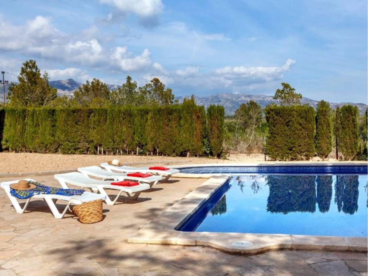 Casa Adosada de 8 Dormitorios y 4 Baños en venta en L'Ametlla de Mar