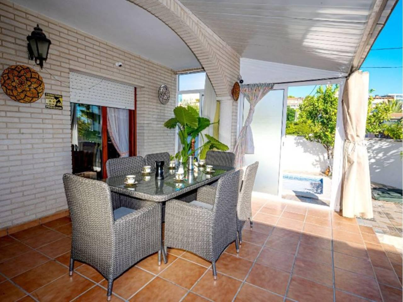 Casa Adosada de 5 Dormitorios en venta en Sitges