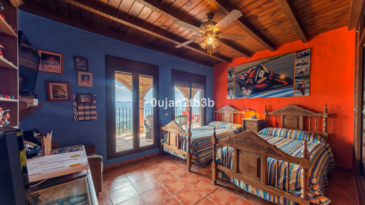 Finca de 3 Dormitorios y 2 Baños en venta en Cortes de la Frontera
