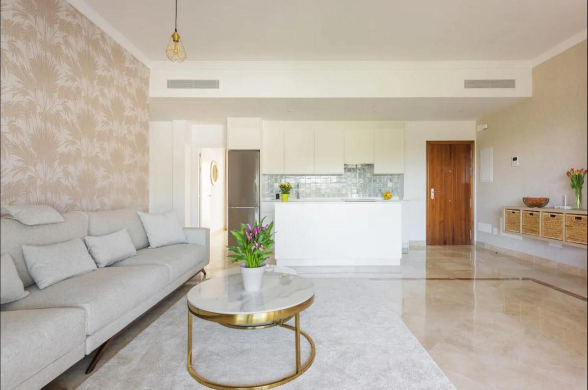 Piso de 3 Dormitorios y 2 Baños en venta en El Paraíso, Estepona
