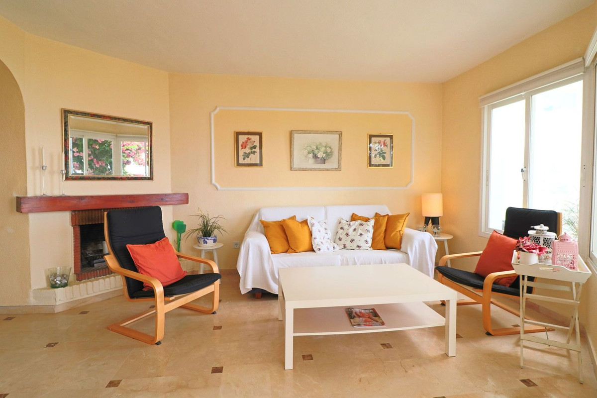 Piso de 2 Dormitorios en venta en Calahonda, Mijas