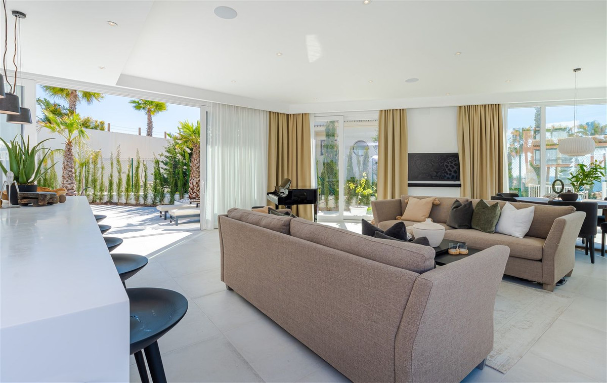 Casa de 9 Dormitorios y 11 Baños en venta en Riviera del Sol, Mijas