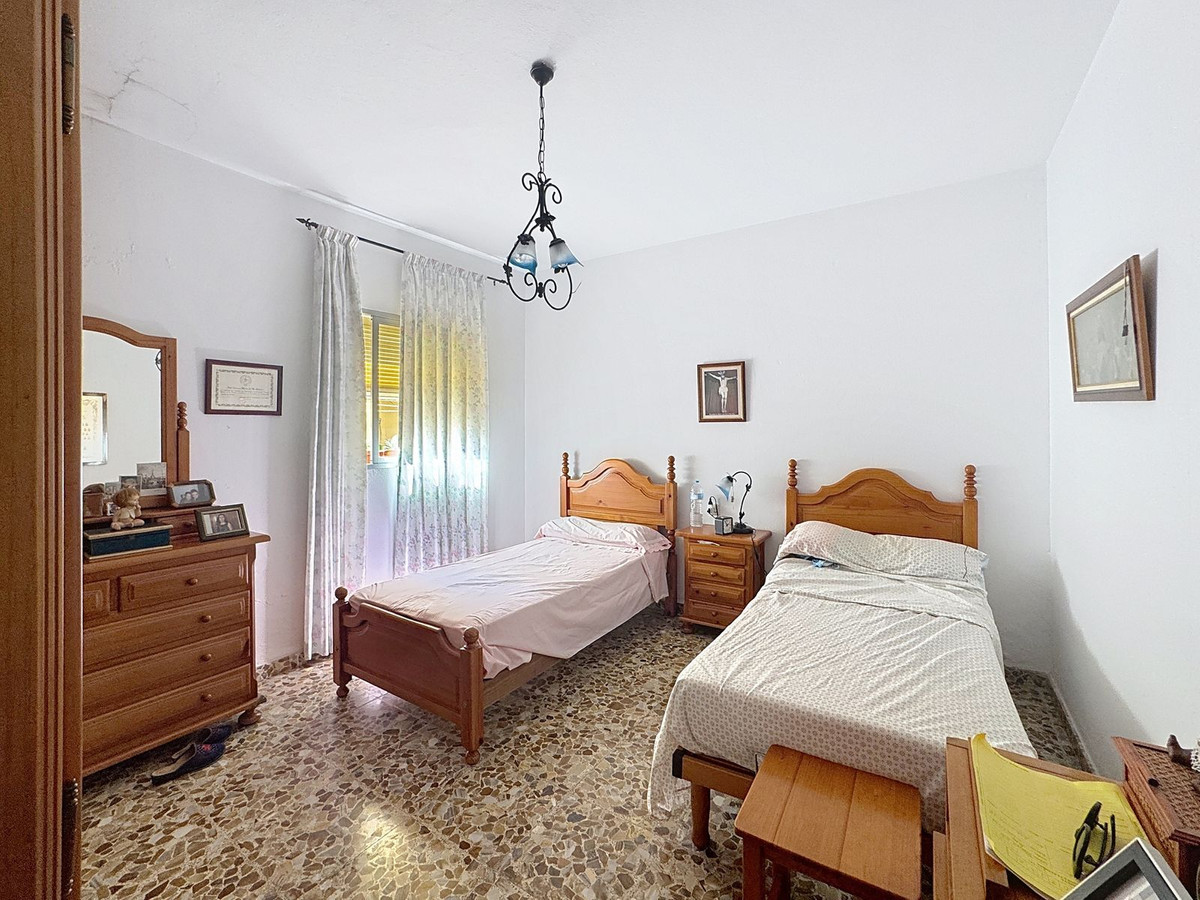 Casa Adosada de 5 Dormitorios en venta en La Alqueria, Estepona