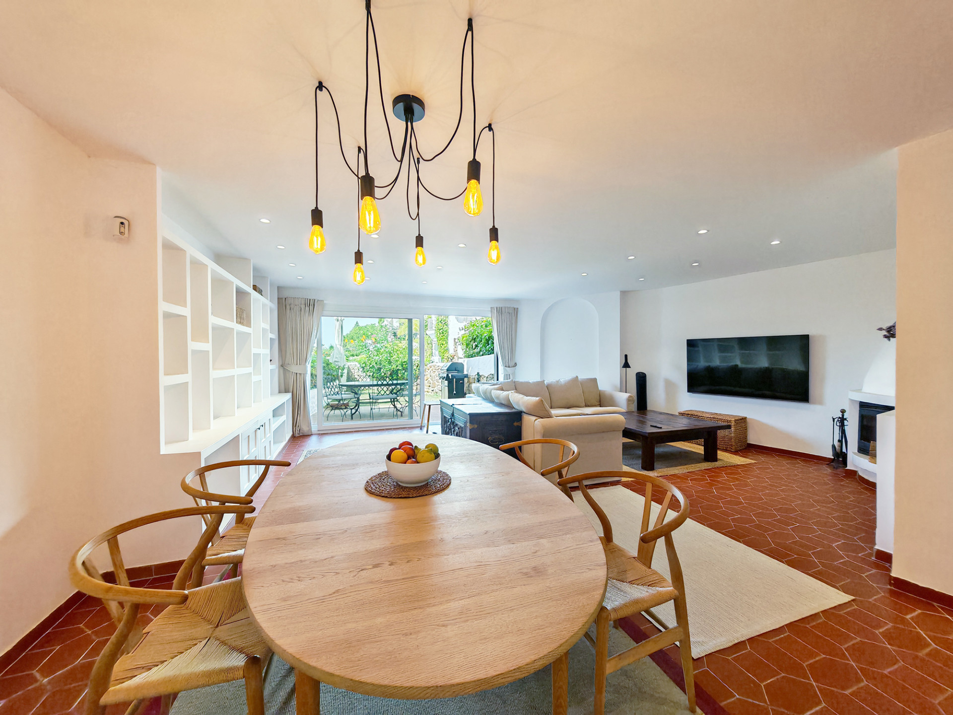 Casa Adosada de 4 Dormitorios en venta en Los Monteros, Marbella