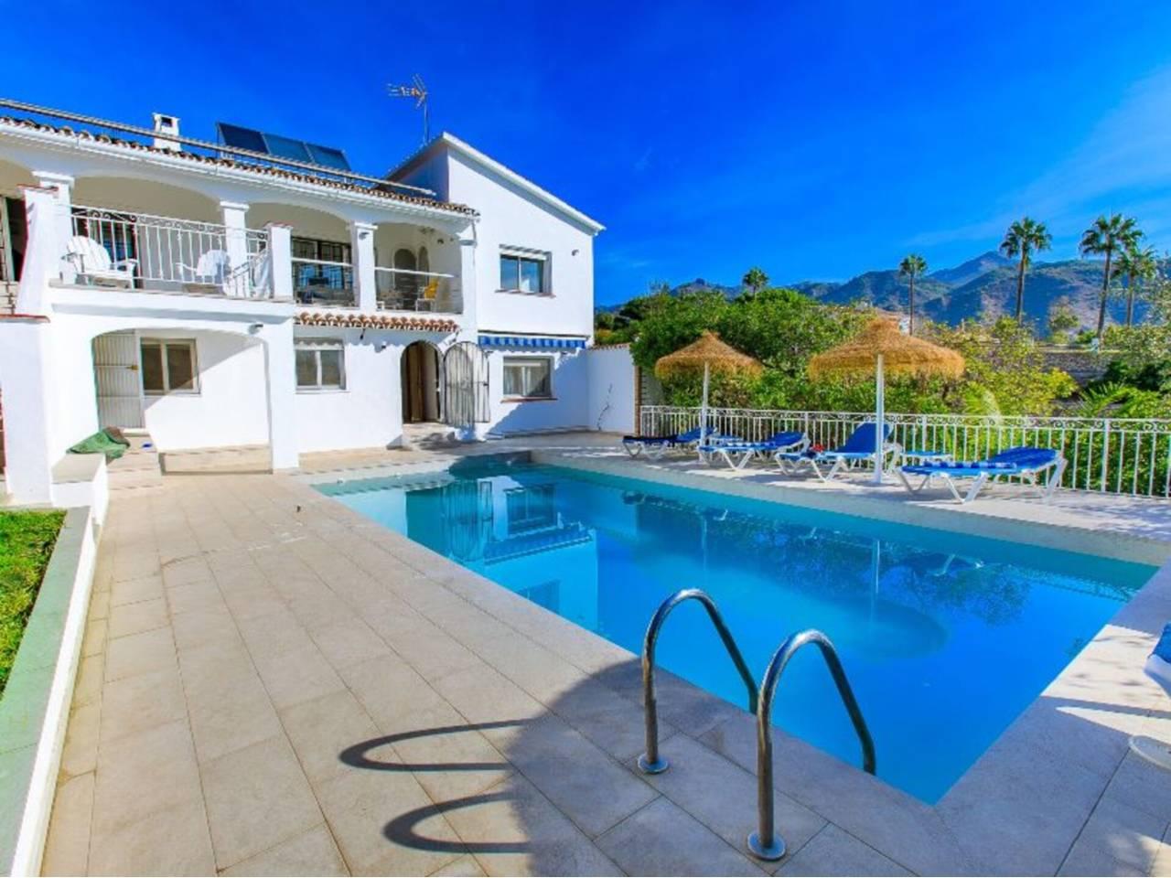 Casa Adosada de 4 Dormitorios en venta en Nerja