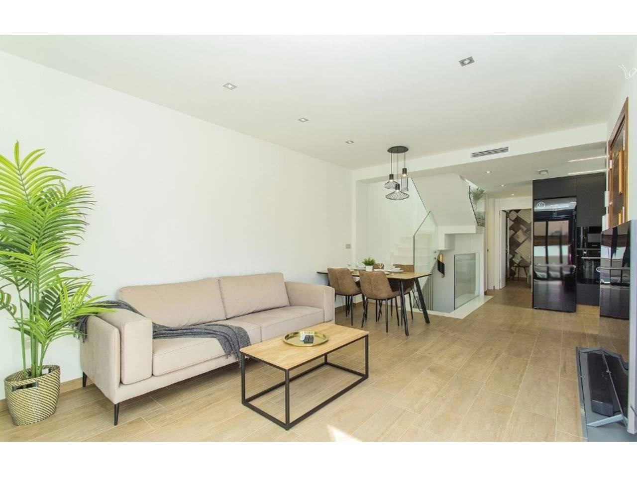 Casa Adosada de 4 Dormitorios en venta en Torrevieja Centro