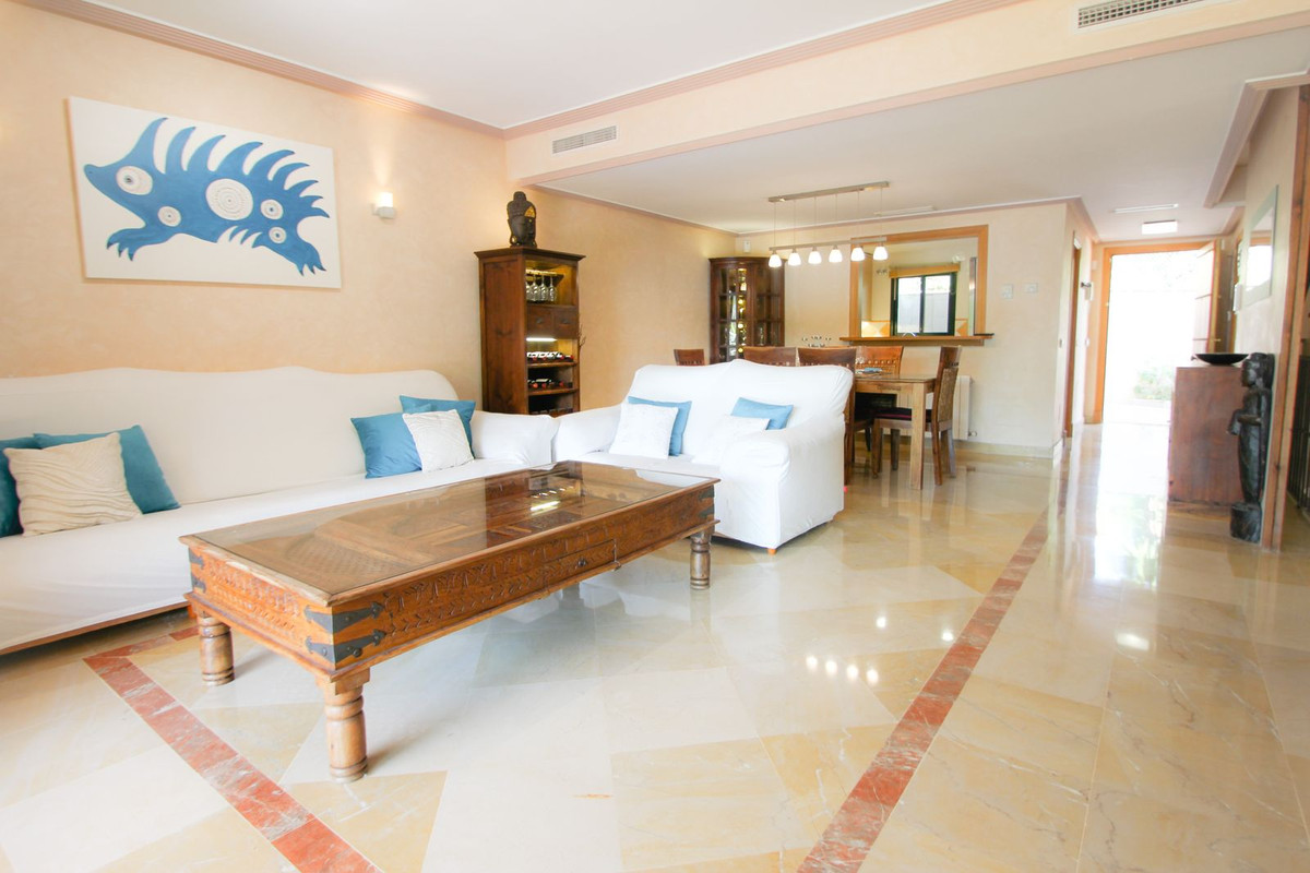 Casa Adosada de 3 Dormitorios y 2 Baños en venta en Milla de Oro, Marbella