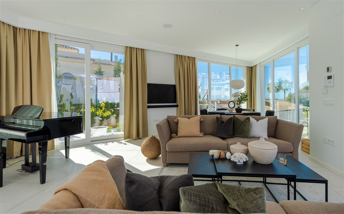 Casa de 9 Dormitorios y 11 Baños en venta en Riviera del Sol, Mijas