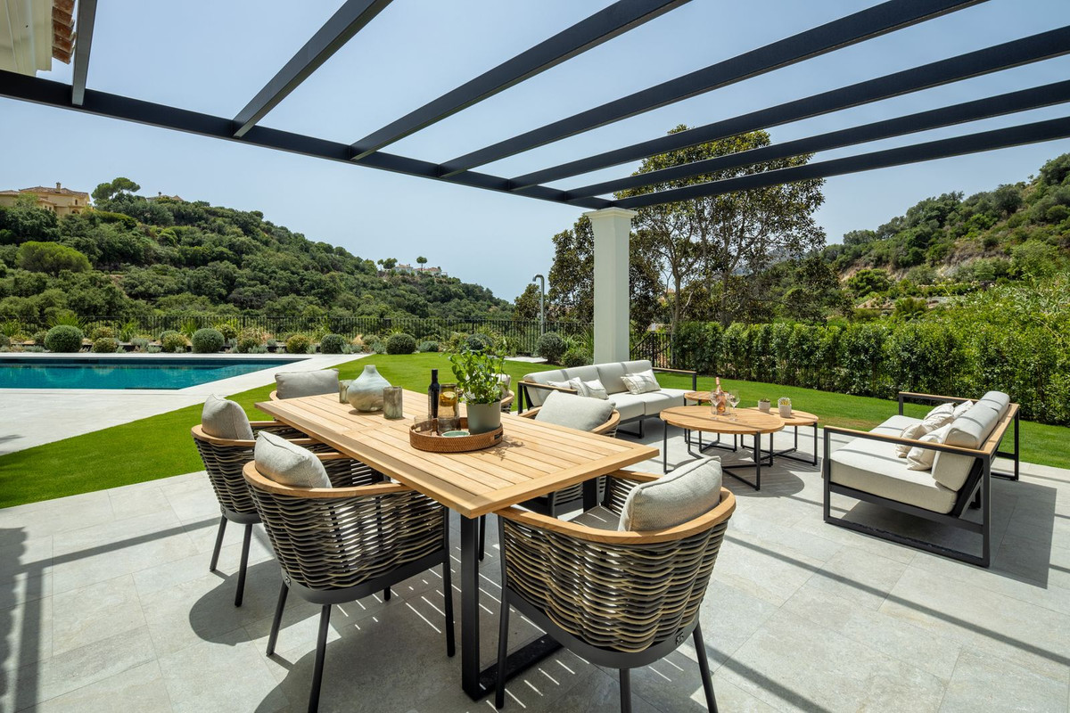 Casa de 5 Dormitorios y 6 Baños en venta en La Zagaleta, Benahavís