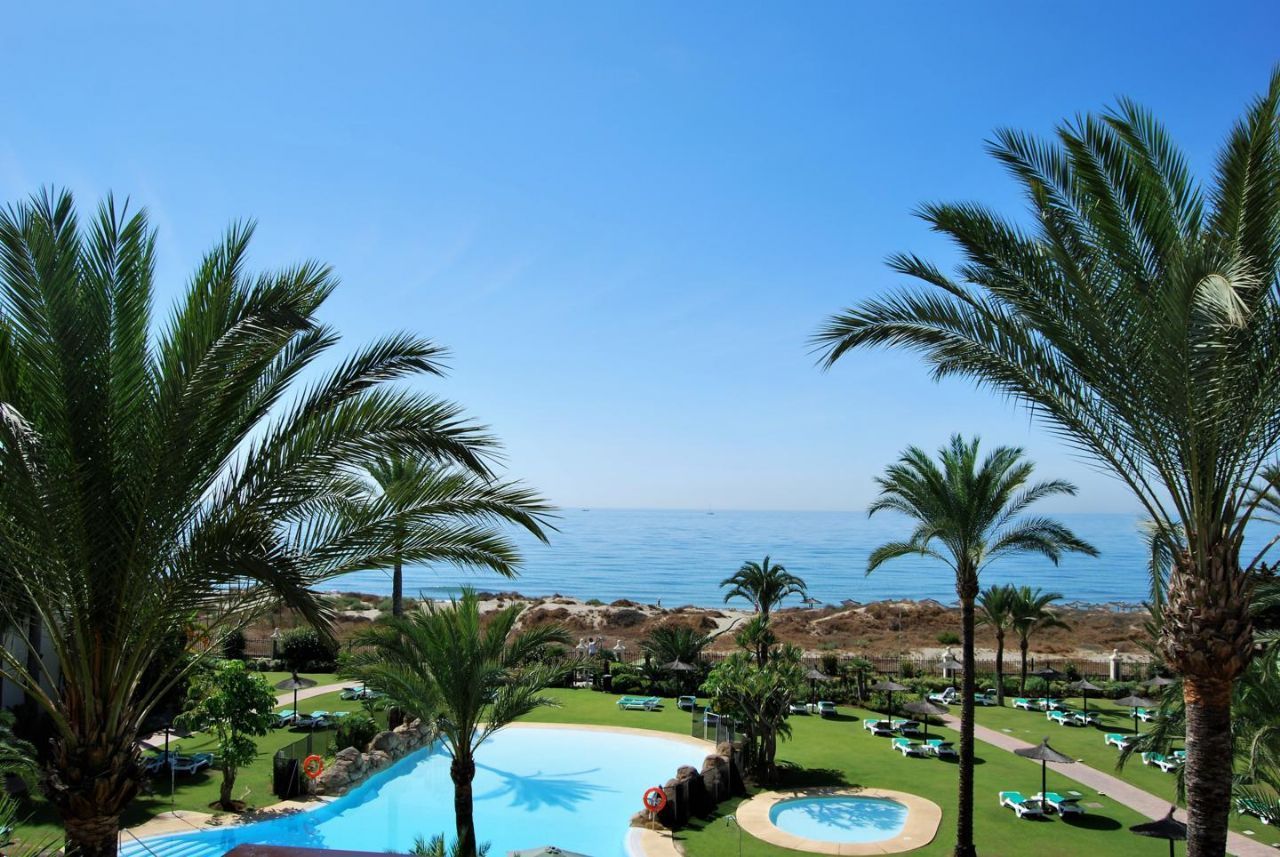 Ático de 5 Dormitorios y 6 Baños en venta en Río Real, Marbella