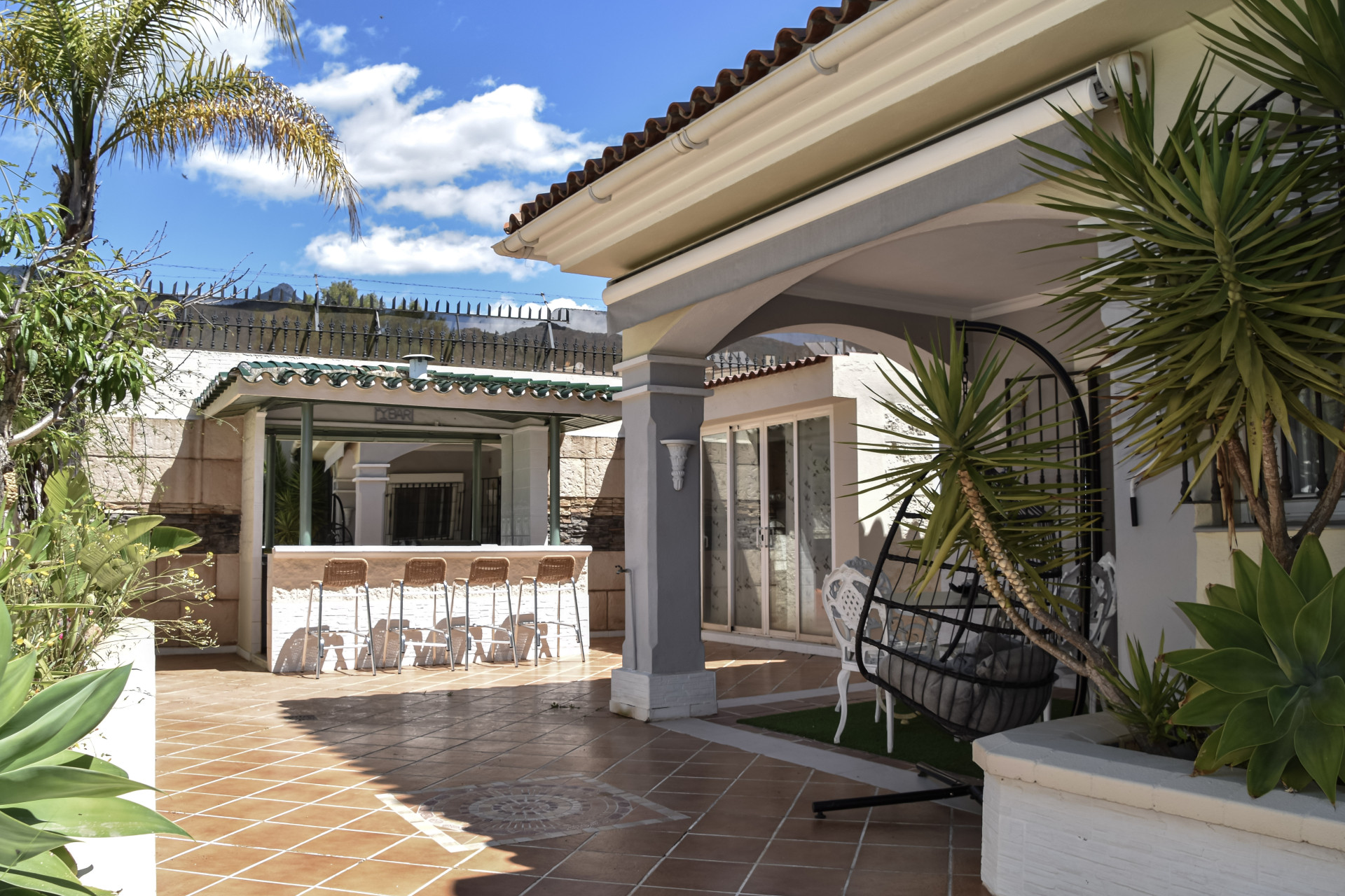 Casa de 5 Dormitorios y 4 Baños en alquiler en Marbella