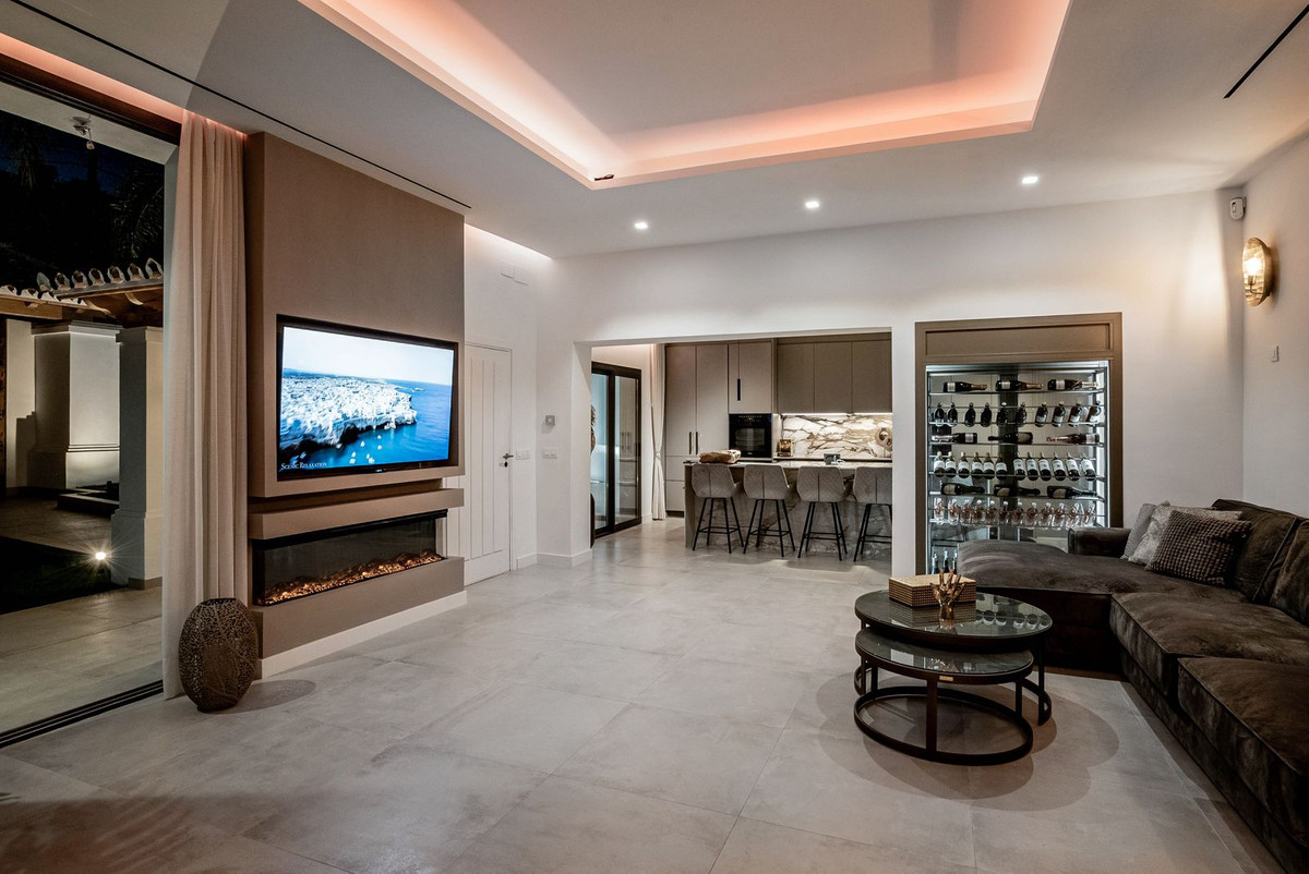 Casa de 6 Dormitorios y 6 Baños en venta en Nagüeles, Marbella