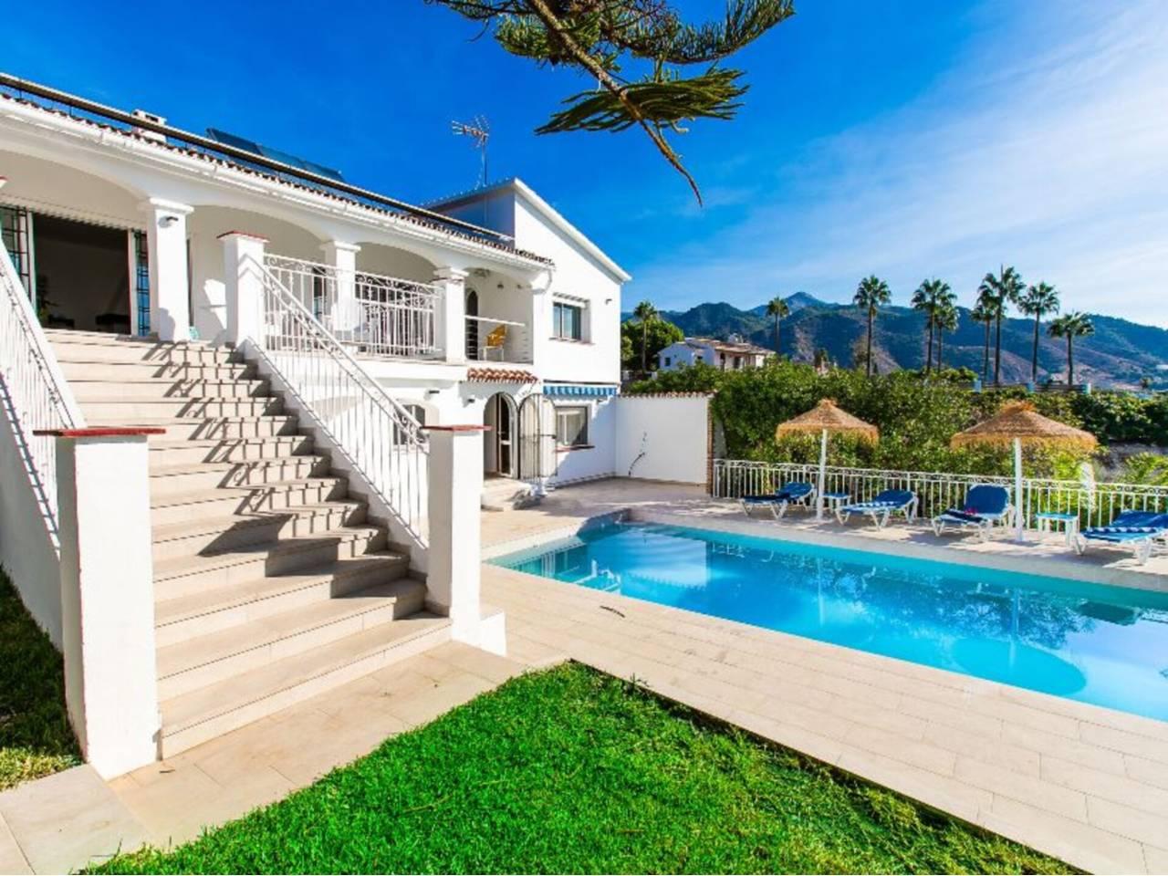 Casa Adosada de 4 Dormitorios en venta en Nerja